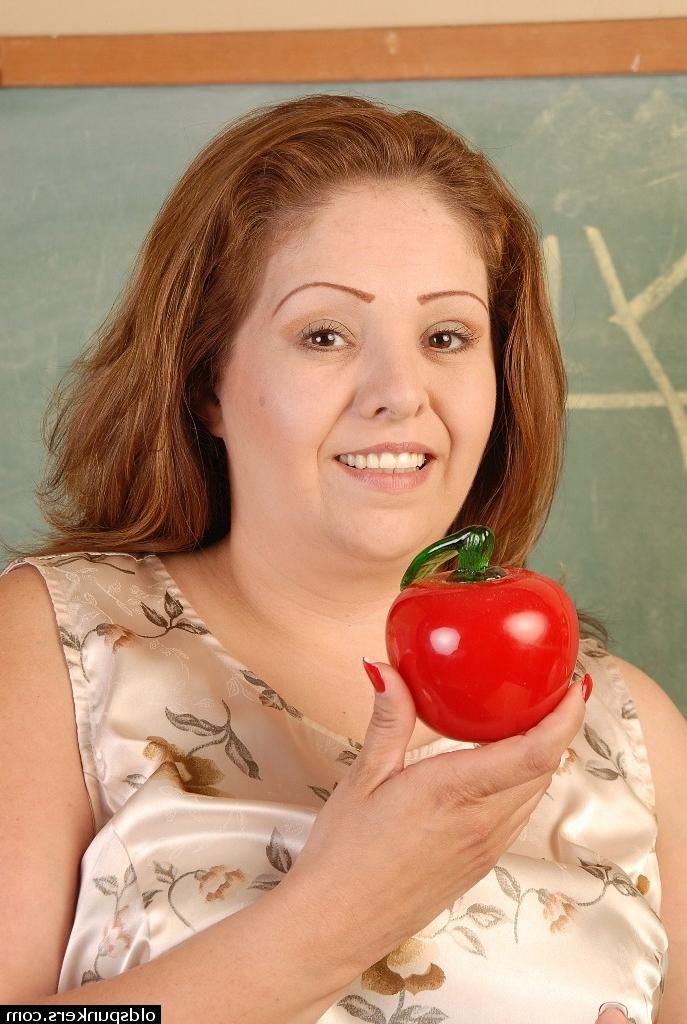 16P A professora gorda e madura Cyn demonstra seu incrível e suculento espólio