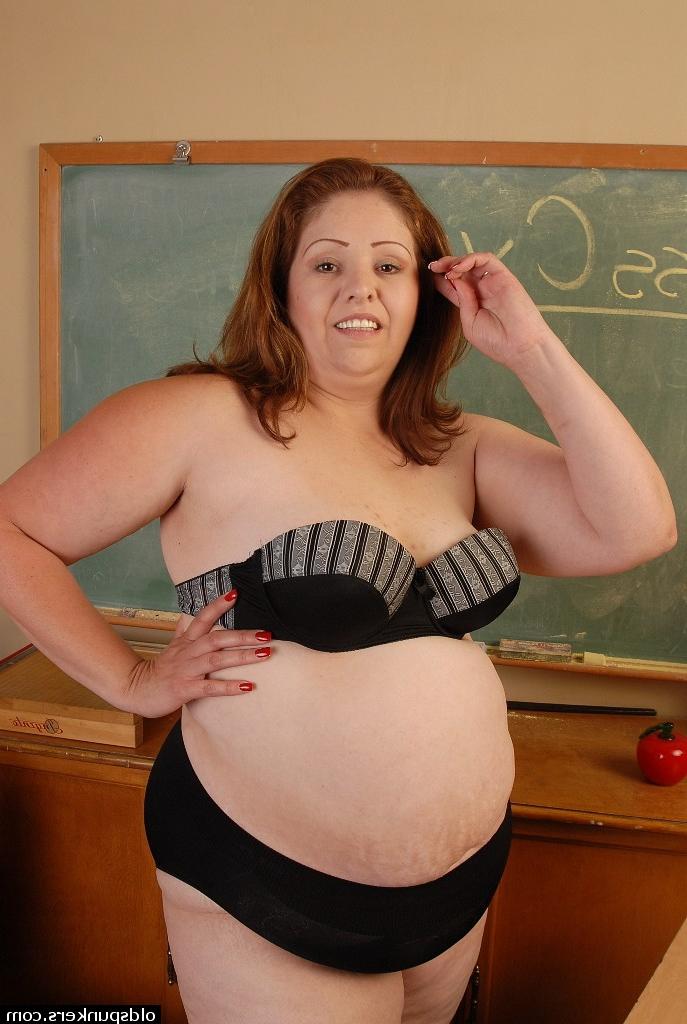16P A professora gorda e madura Cyn demonstra seu incrível e suculento espólio