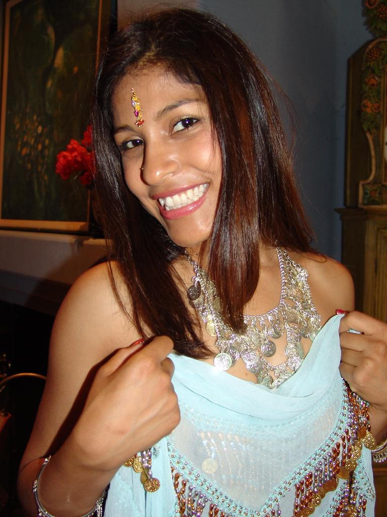 16P MILF india participa en sexo de coño a boca en un sofá chesterfield