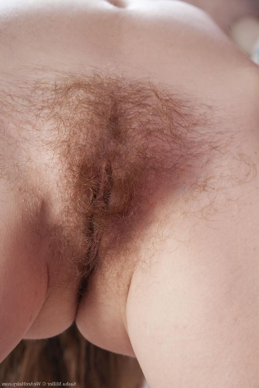 20P Die rothaarige Amateurin Sasha Miller fingert auf dem Bett ihre pelzige Möse bis zum Orgasmus