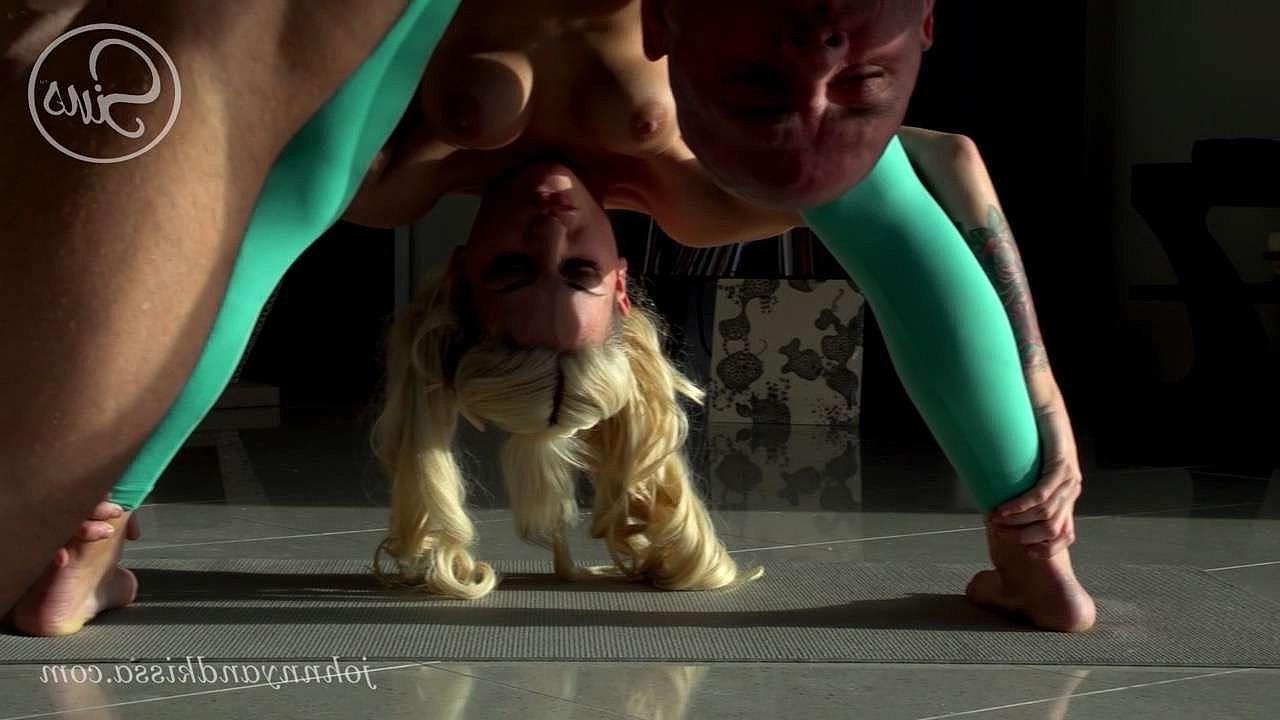 15P A loira MILF Kissa Sins faz sexo depois de meditar com roupas esportivas sem bunda