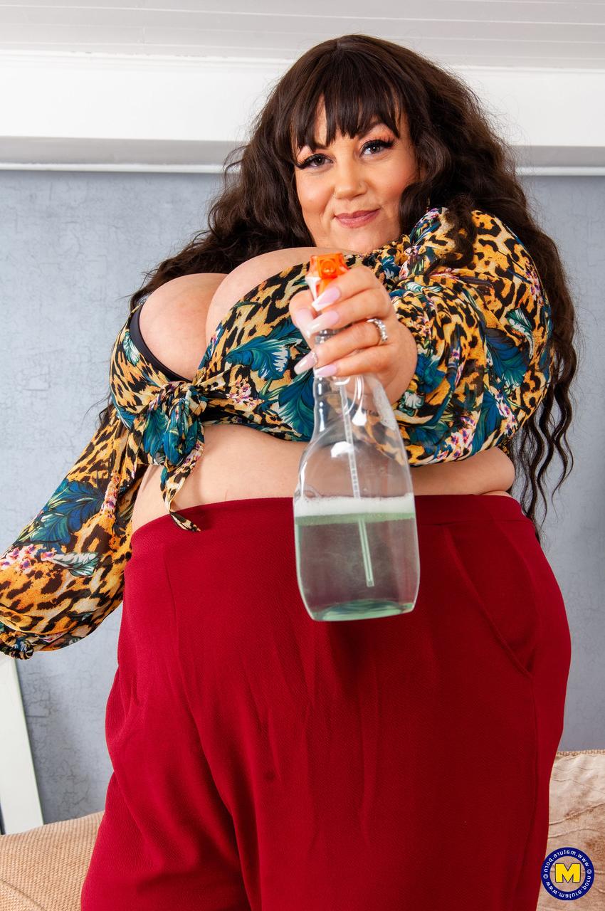 20P Safada BBW JJ Jewel libera seus peitos grandes e se masturba em um solo