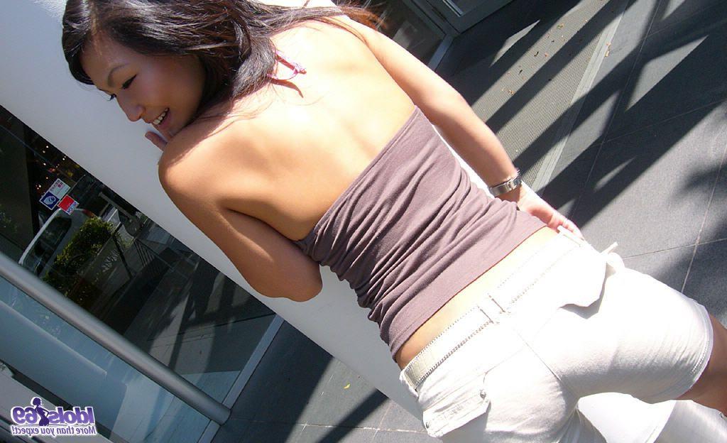 16P A adolescente japonesa Asami descobre seus peitos empinados enquanto entra na banheira
