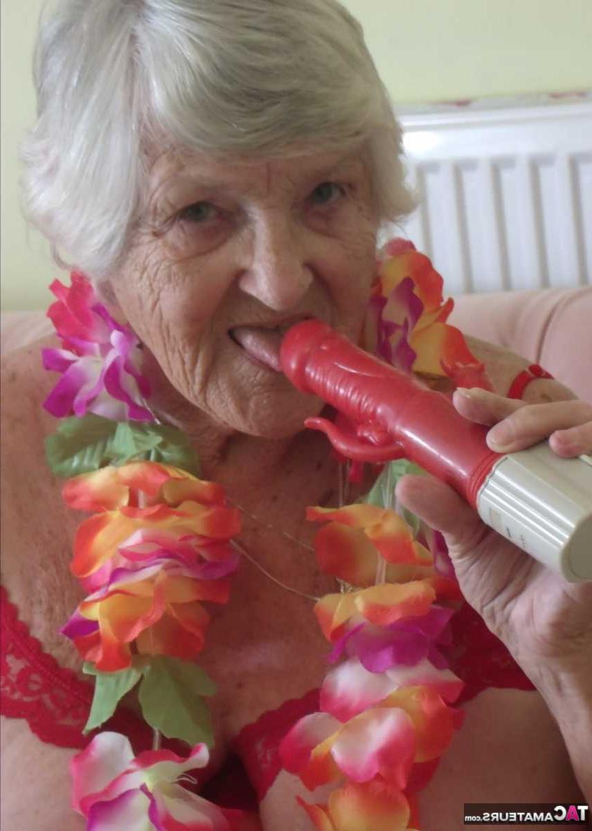 16P La vieja abuela británica Libby se masturba con un juguete sexual en un sofá