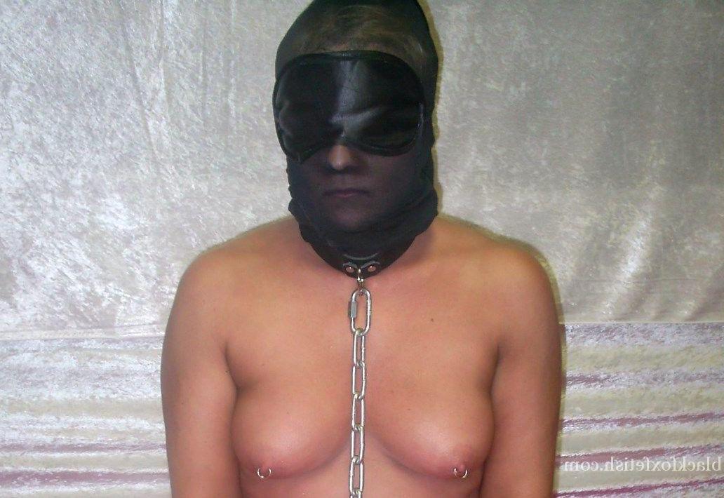 14P Mulher caucasiana pratica meia-calça sem virilha enquanto está em cativeiro