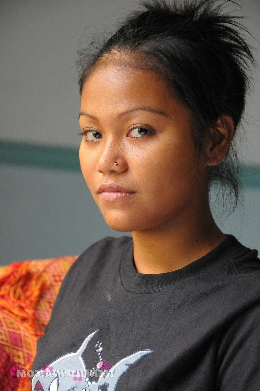 12P Adolescente filipina se desnuda antes de tener sexo con su chico