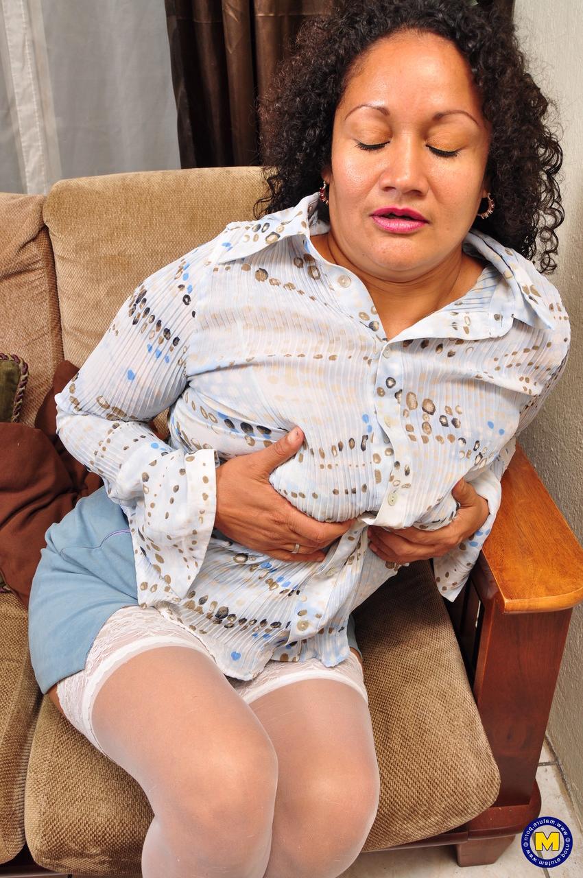 20P A dona de casa Sharon V fica só com as meias e brinca com sua buceta excitada