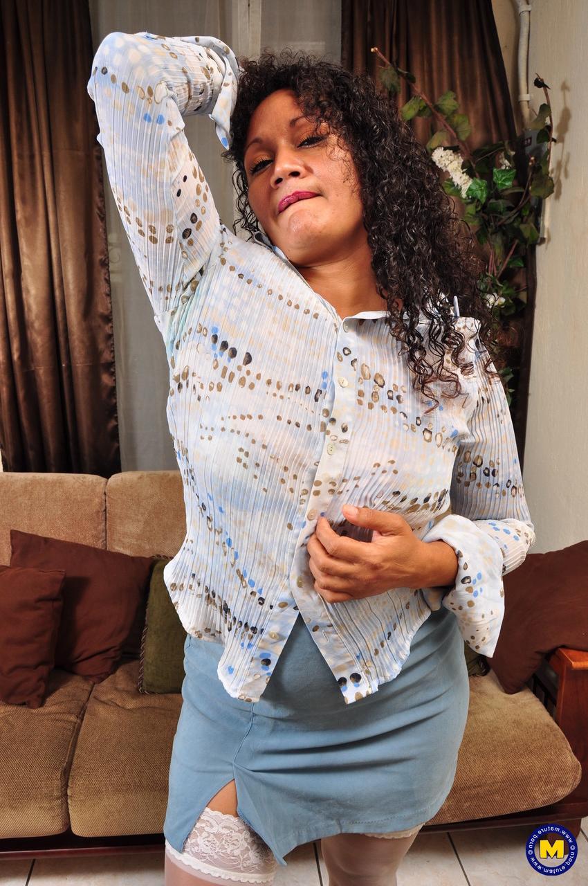 20P A dona de casa Sharon V fica só com as meias e brinca com sua buceta excitada