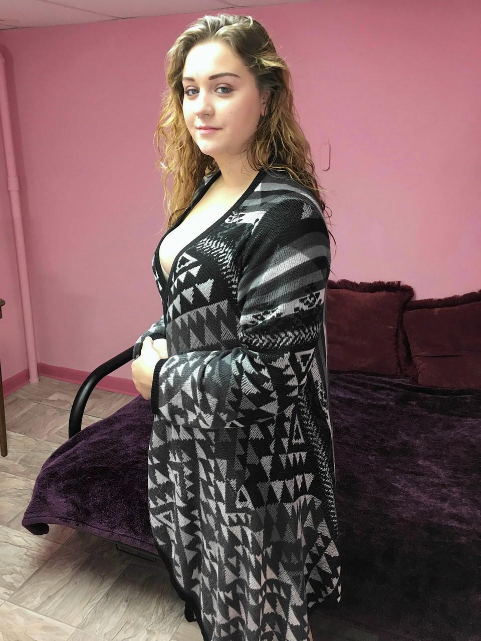 20P La alumna con curvas Dymond Rose expone sus grandes tetas y su cuerpo regordete antes de jugar