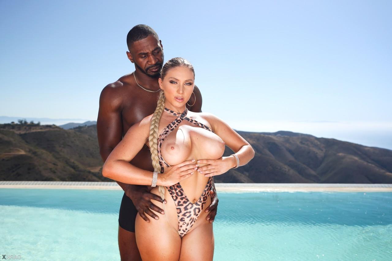 15P Die kurvige Blondine Kayley Gunner beendet den Interracial-Sex mit Sperma auf ihrer Zunge