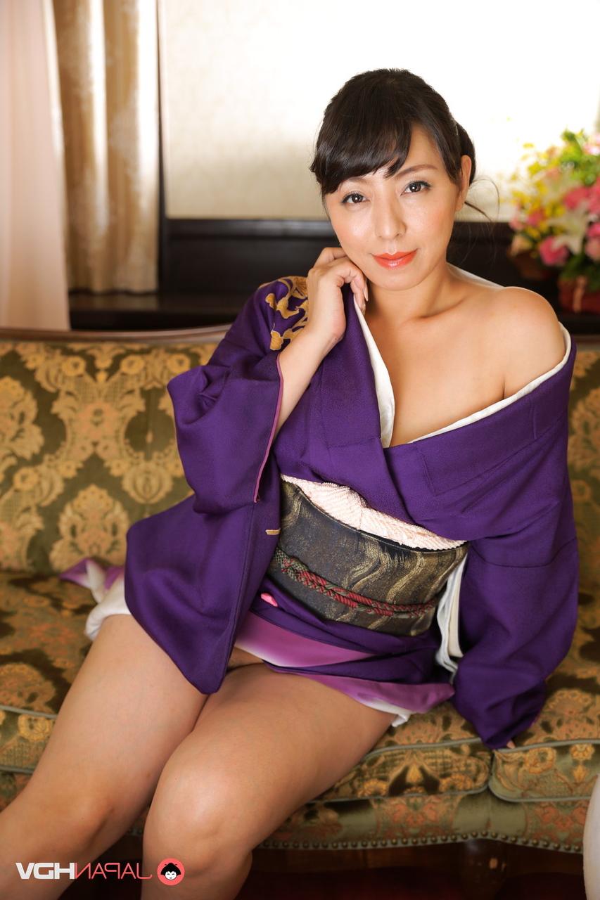 15P A bela japonesa Ryouko Murakami libera seus seios e arbustos de um quimono