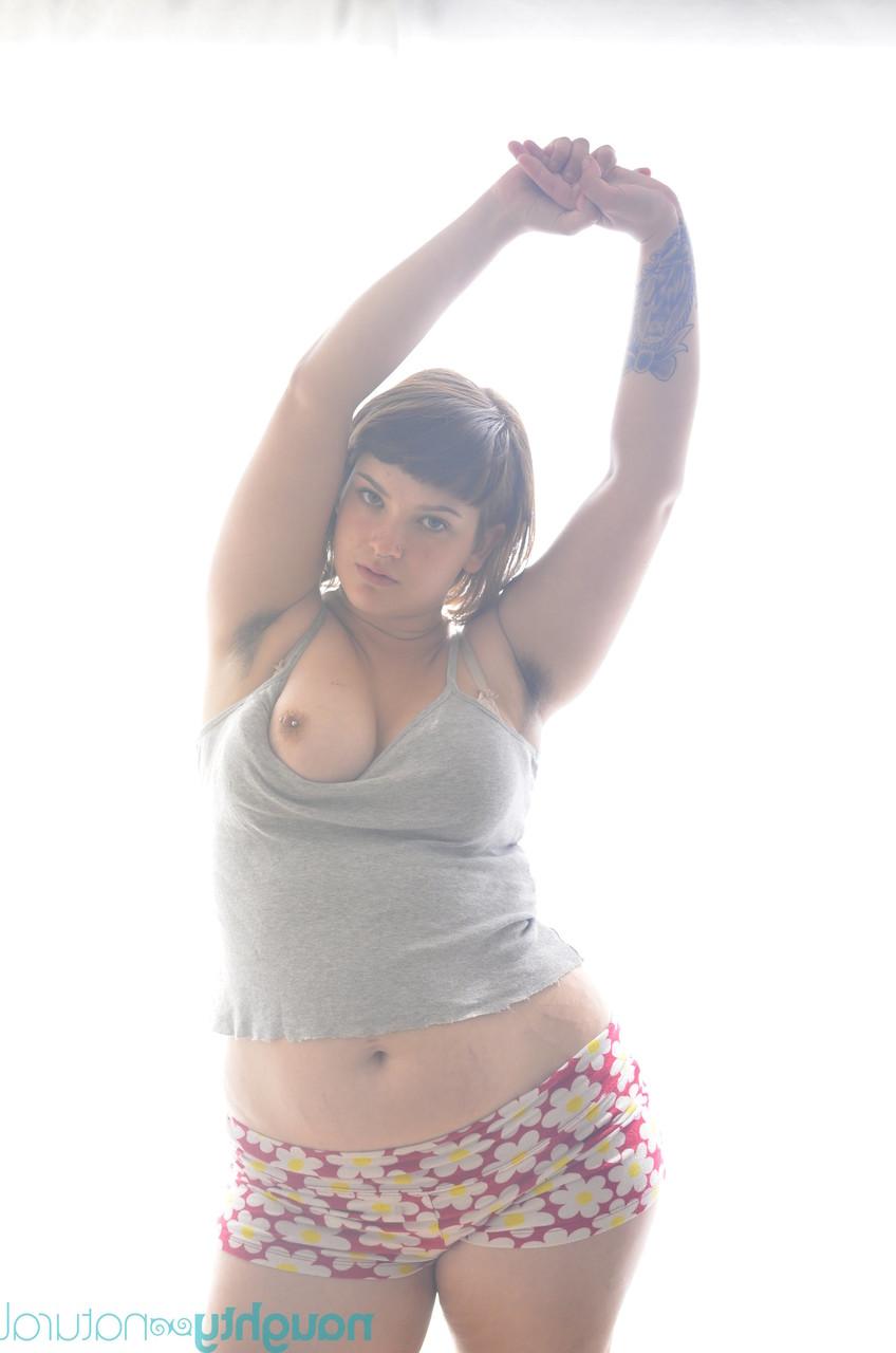 20P Adolescente curvilínea com axilas peludas Magnólia mostra sua bunda cheia de bolhas e peitos grandes