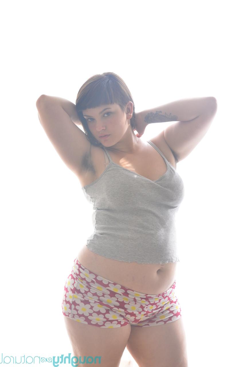 20P Adolescente curvilínea com axilas peludas Magnólia mostra sua bunda cheia de bolhas e peitos grandes