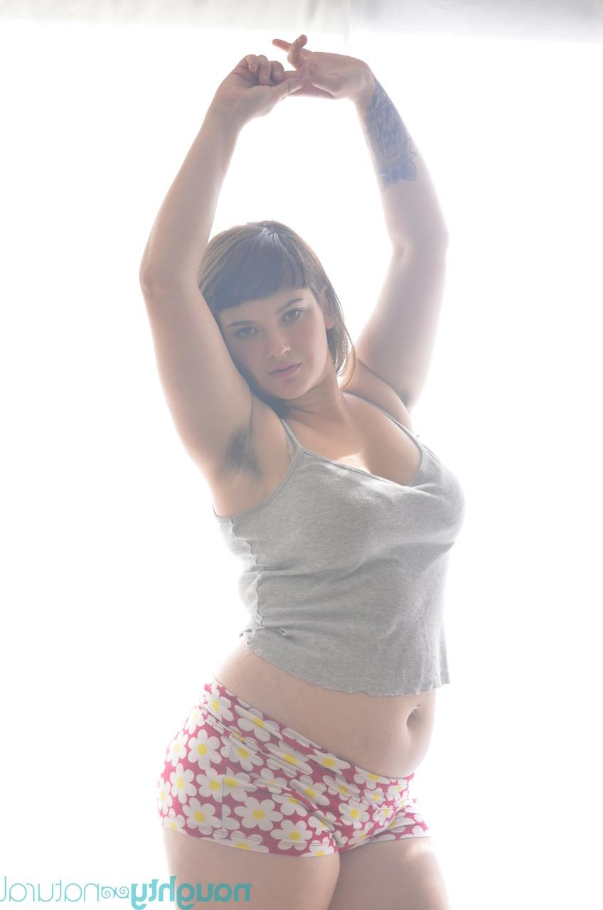 20P Adolescente curvilínea com axilas peludas Magnólia mostra sua bunda cheia de bolhas e peitos grandes