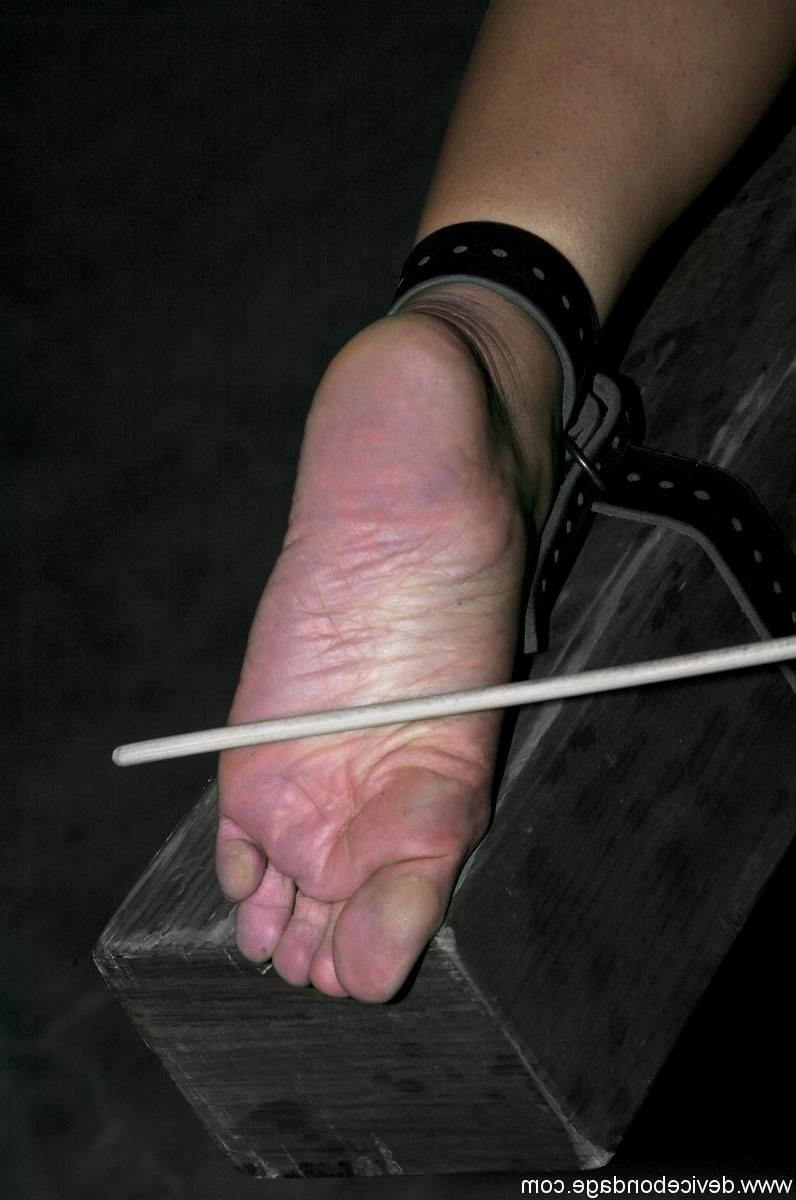 20P Die kurvige Mutter Julie Night lässt sich beim Fesseln ihren Muff spielen und ihre Füße kitzeln