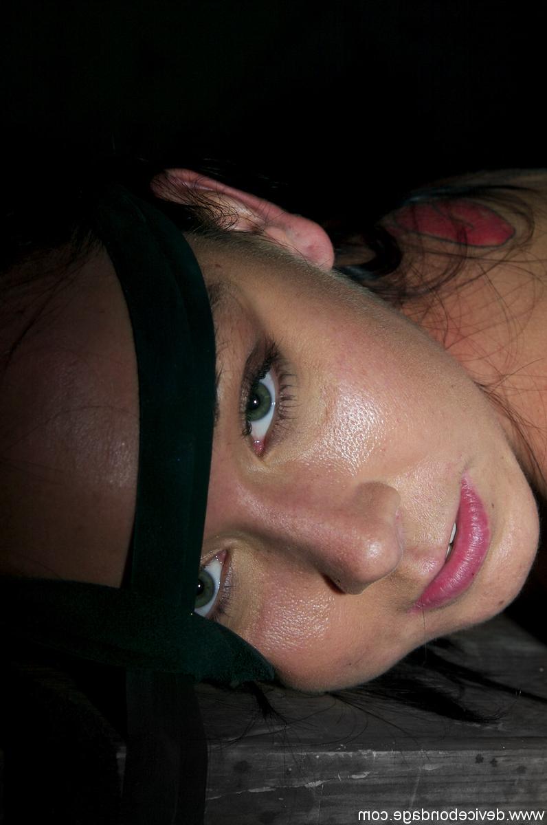 20P Die kurvige Mutter Julie Night lässt sich beim Fesseln ihren Muff spielen und ihre Füße kitzeln