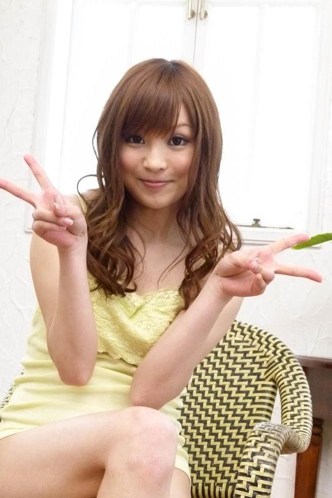 15P La adorable japonesa Maomi Nagasawa eyacula mientras se masturba