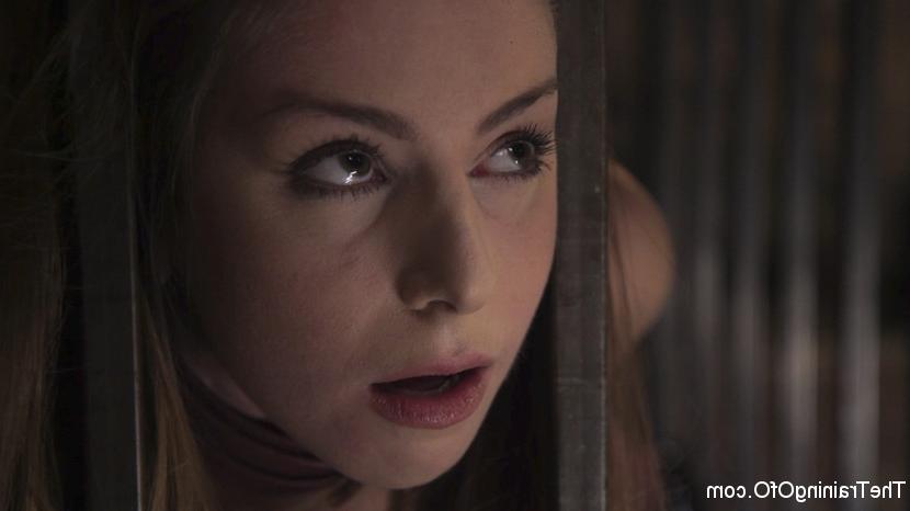 15P Das britische Mädchen Stella Cox unterzieht sich einem schmerzhaften Sklaventraining