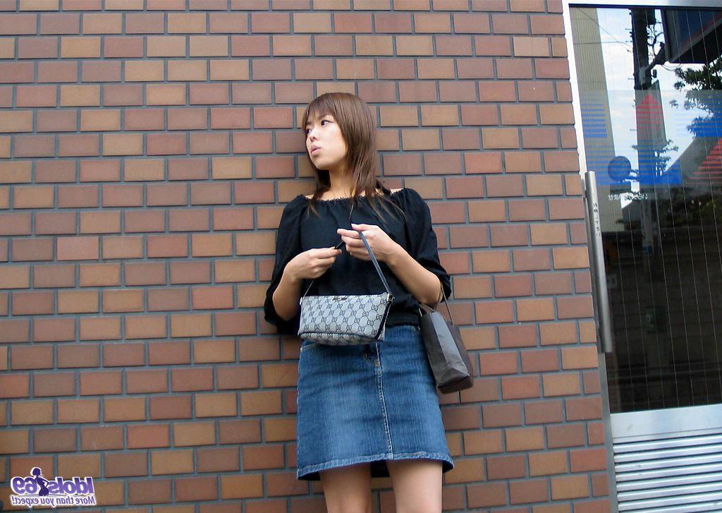 16P Die japanische Teenagerin Kana zieht sich völlig nackt auf ihrem Bett aus