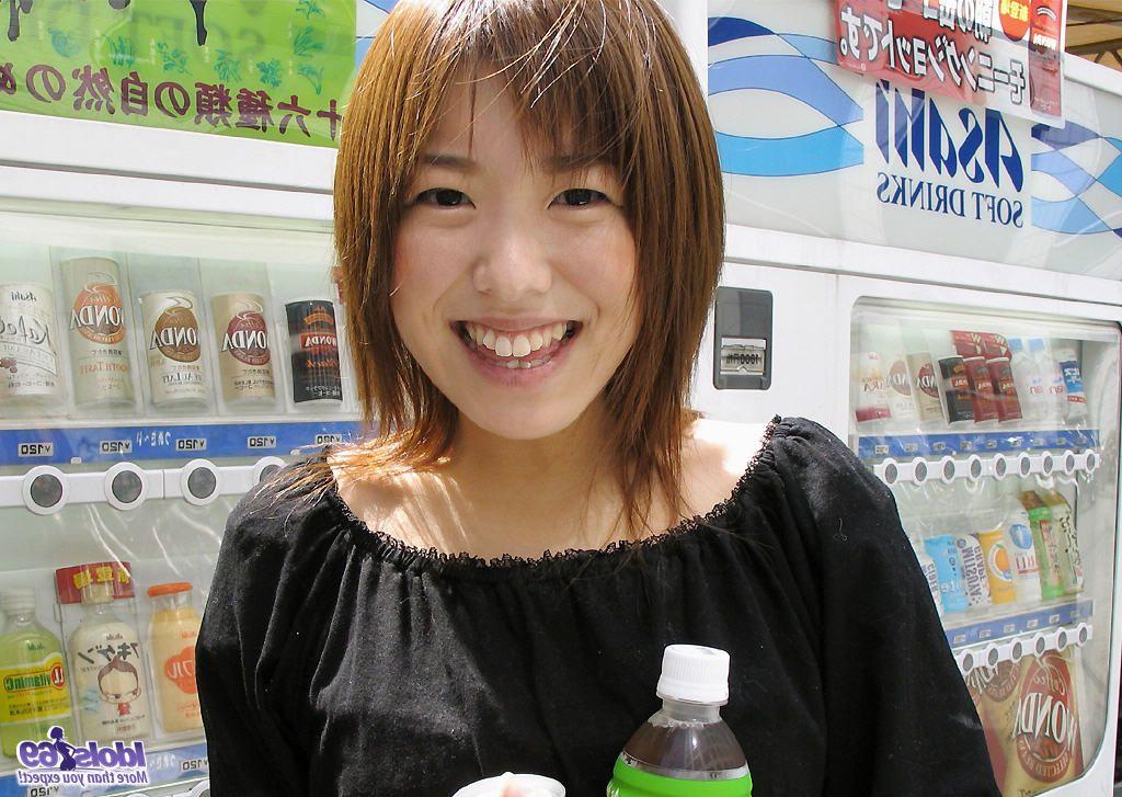 16P Die japanische Teenagerin Kana zieht sich völlig nackt auf ihrem Bett aus