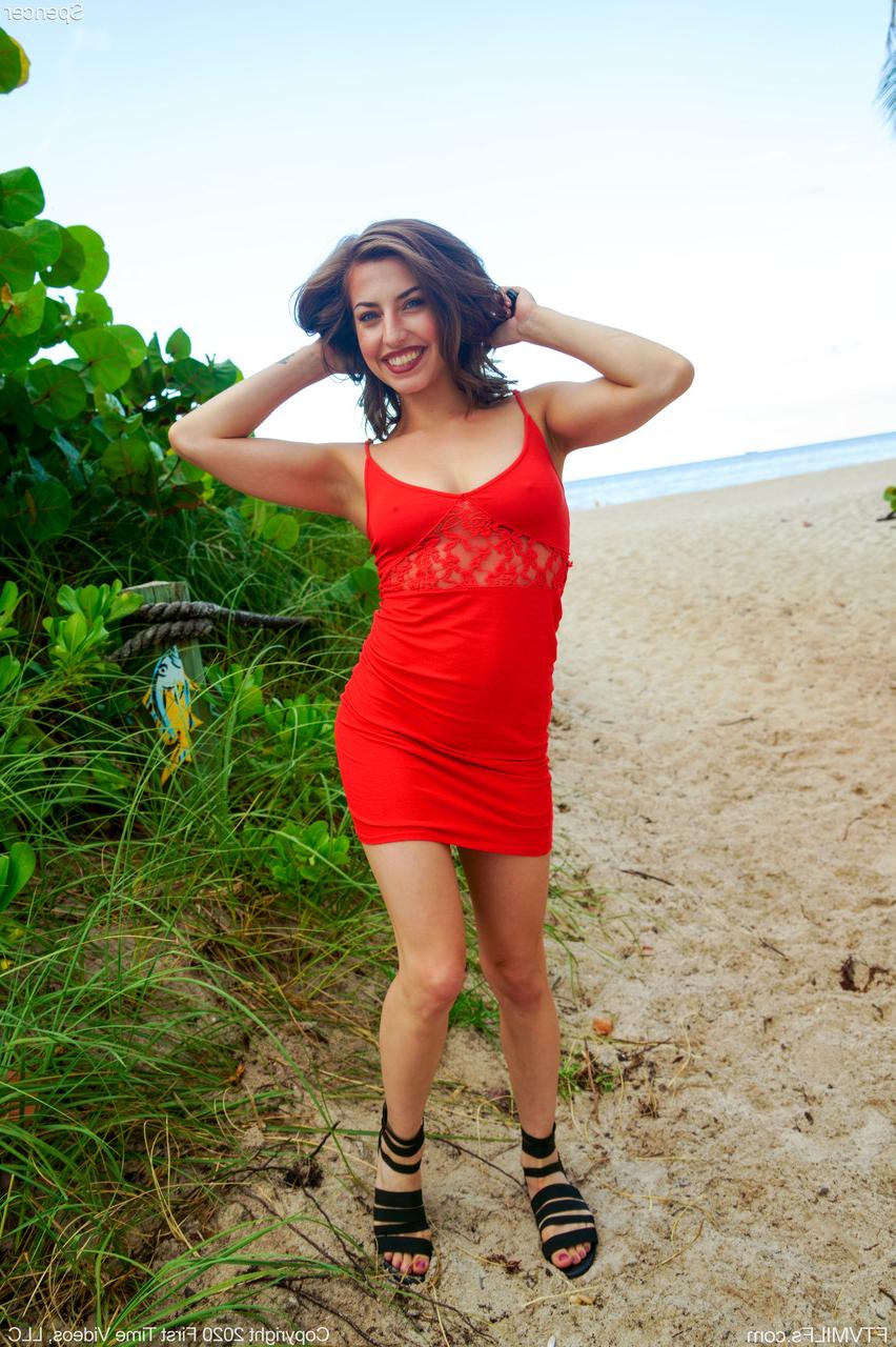 20P Linda amadora MILF Spencer posa sem calcinha e esfrega sua buceta em público