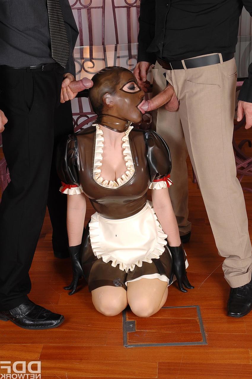 20P Latex Lucy, une salope fétichiste aux gros seins, se fait dominer dans un plan à trois MMF.