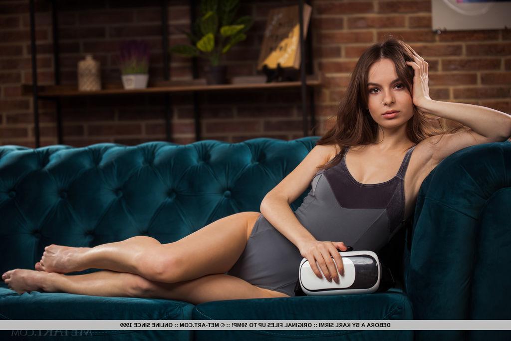 18P Sexy morena adolescente Debora A fica totalmente nua em um chesterfield