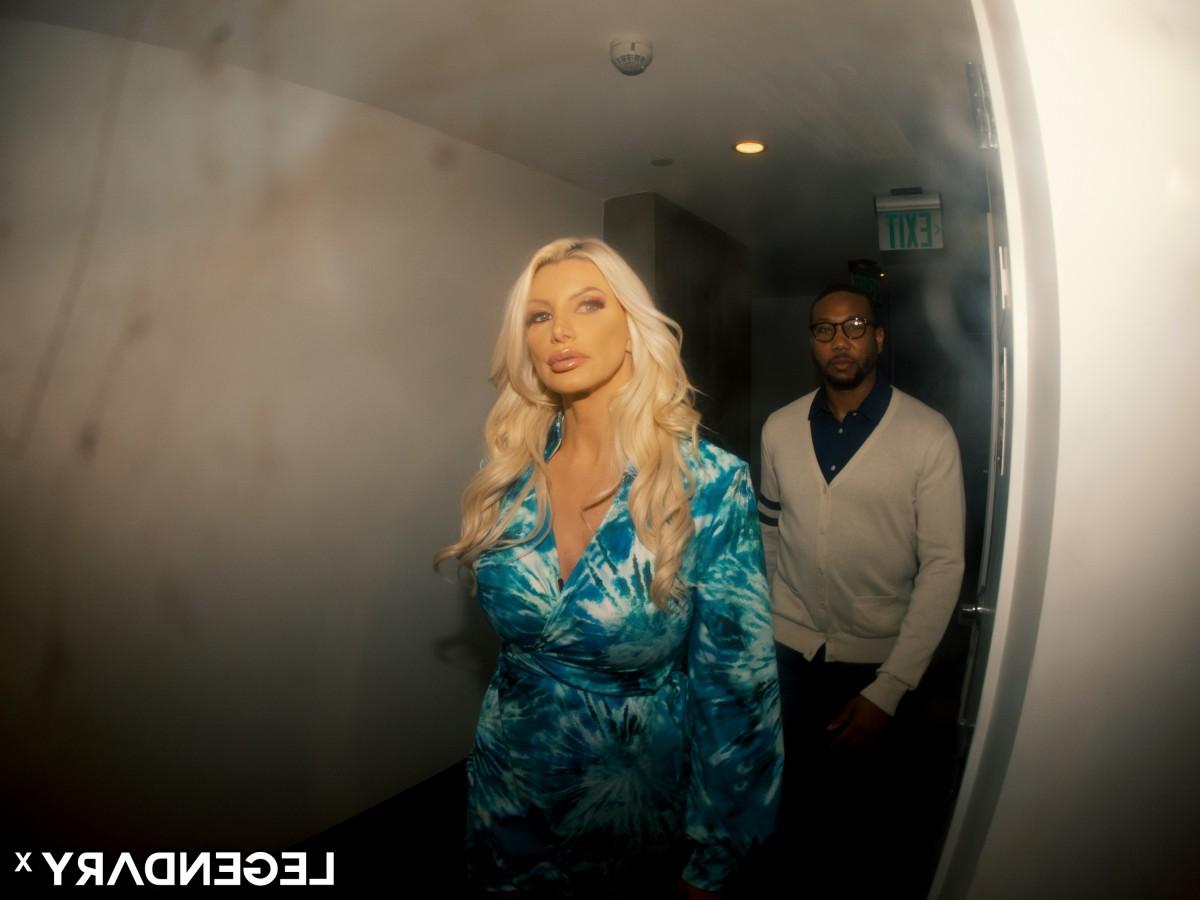 15P Die blonde Brittany Andrews mittleren Alters hat auf einem Sofa Interracial-Sex