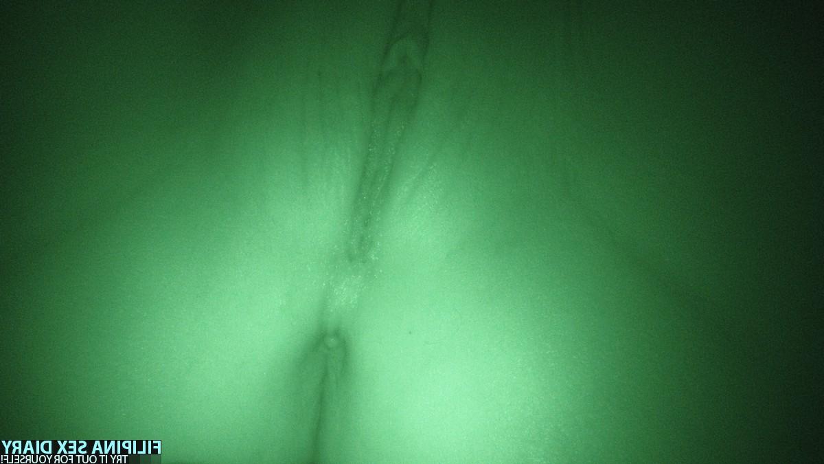 20P Pequena menina asiática perde a virgindade anal enquanto dorme no escuro