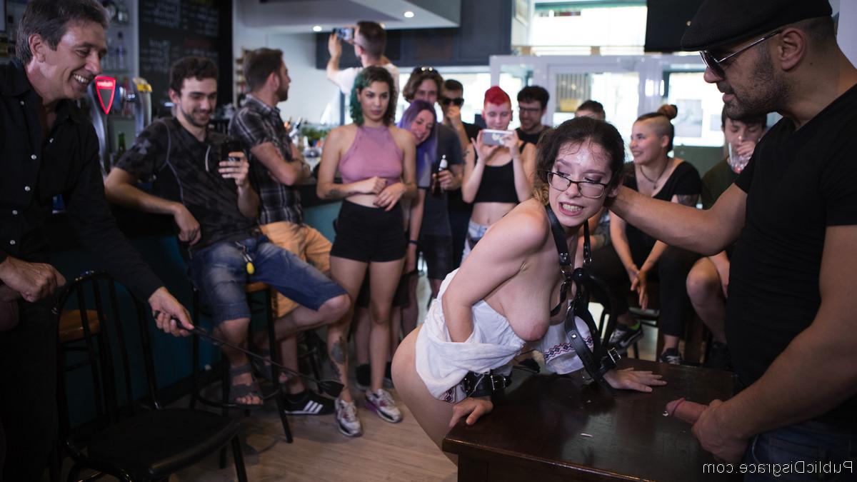 20P Morena Zenda Sexy sendo dominada e brutalmente fodida em uma orgia BDSM