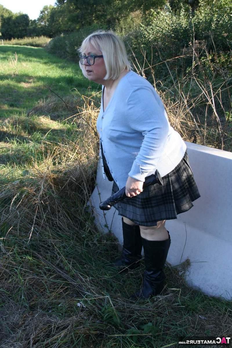 16P Die fettleibige Blondine Lexie Cummings spielt mit ihrer Fotze über eine Betonbarriere