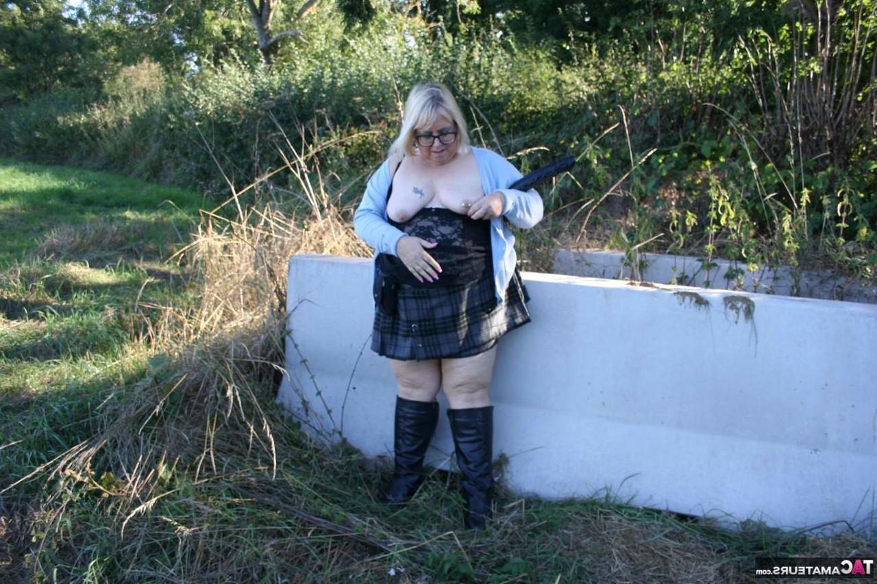 16P Die fettleibige Blondine Lexie Cummings spielt mit ihrer Fotze über eine Betonbarriere