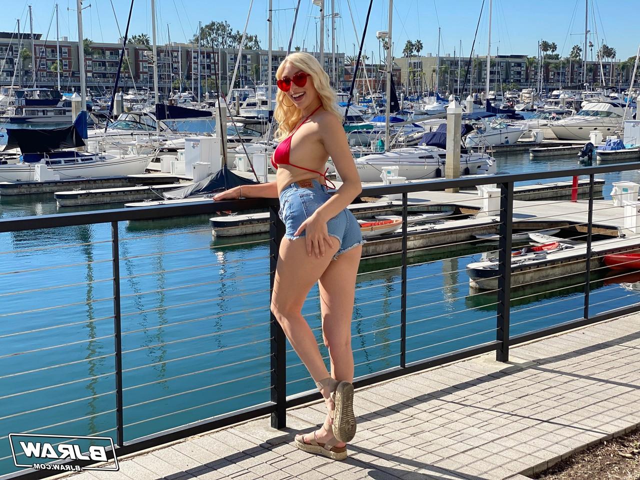 20P A curvilínea americana Kay Lovely dá um BJ, rimjob e titjob no POV
