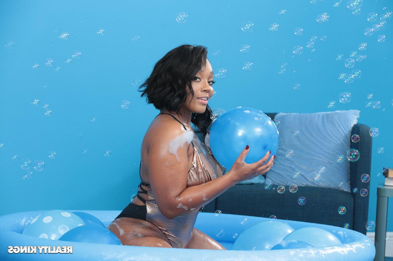 20P Ébano grosso Mimi Curvaceous pega um pau branco por trás em uma piscina rasa