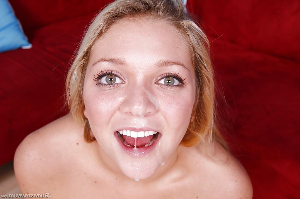 16P A pequena estrela pornográfica loira Jessie Andres puxando a calcinha de lado para pegar um pau na boceta