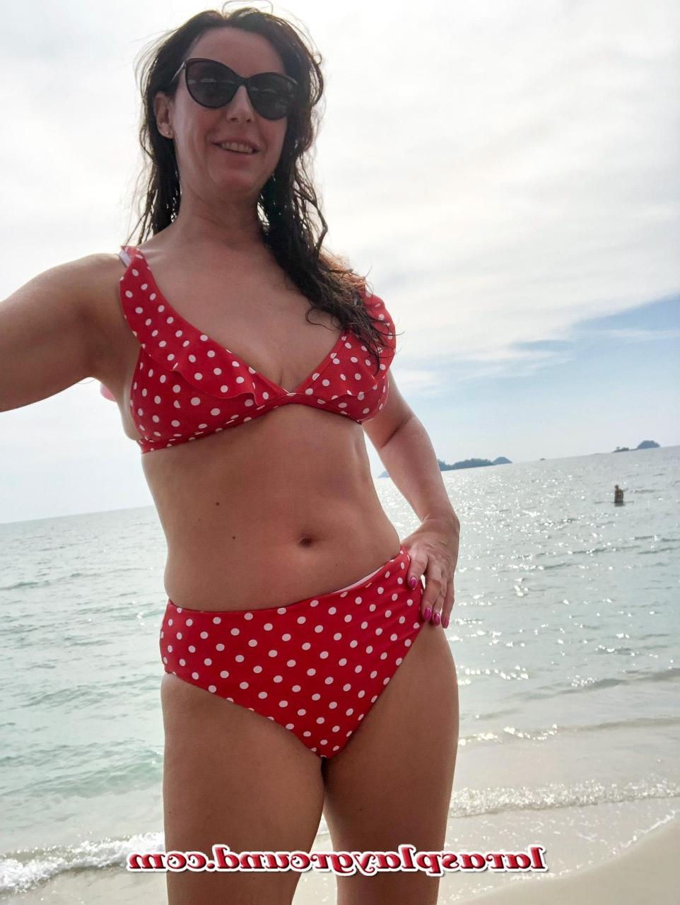 20P A sexy senhora britânica Lara mostra seus peitos grandes e bunda em sua compilação de biquíni