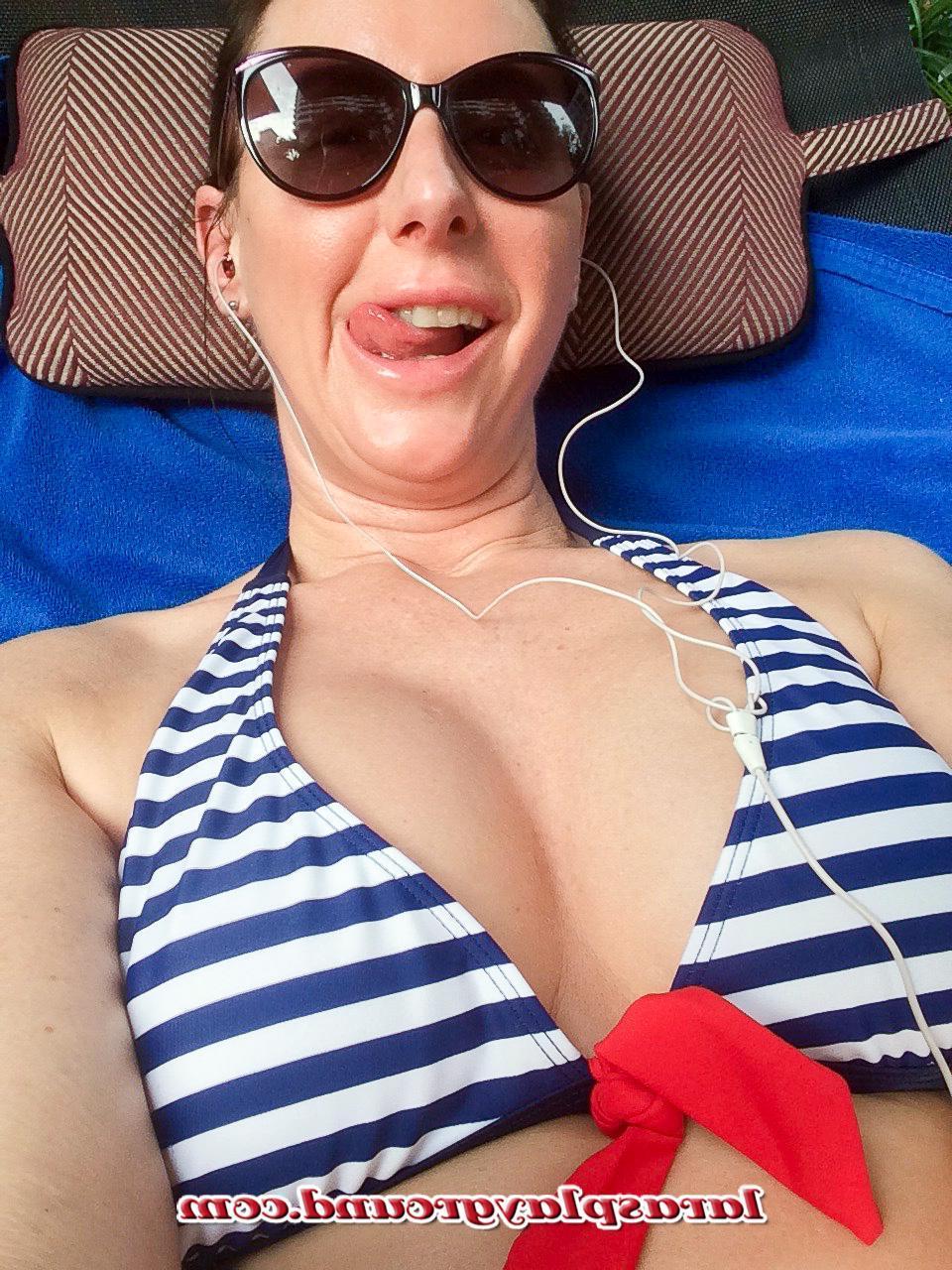 20P A sexy senhora britânica Lara mostra seus peitos grandes e bunda em sua compilação de biquíni