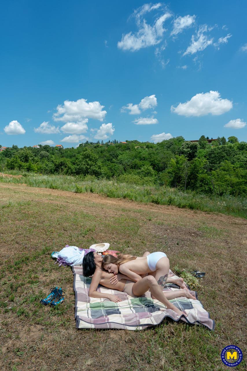 20P Lésbicas velhas e jovens Amanda Clarke e Eve Black fazem sexo oral ao ar livre