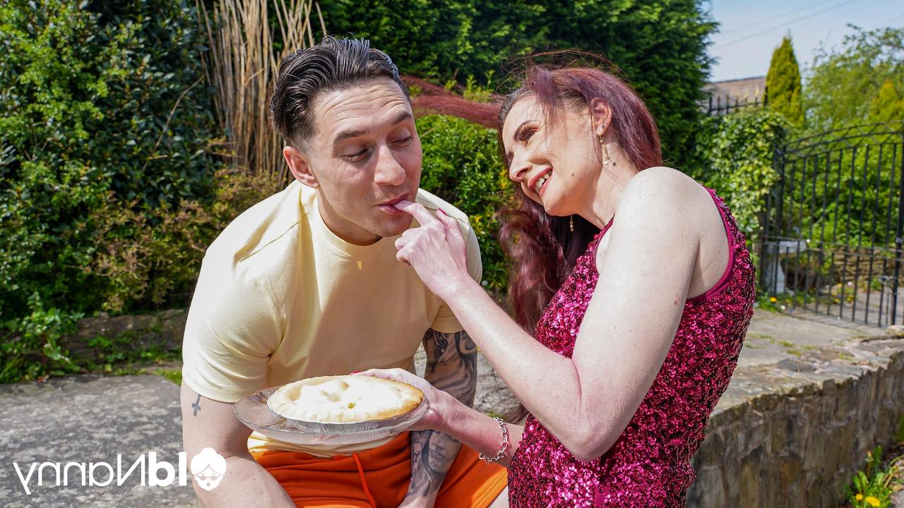 20P La mamie coquine Scarlet aime le sexe hardcore sauvage avec son jeune amant.