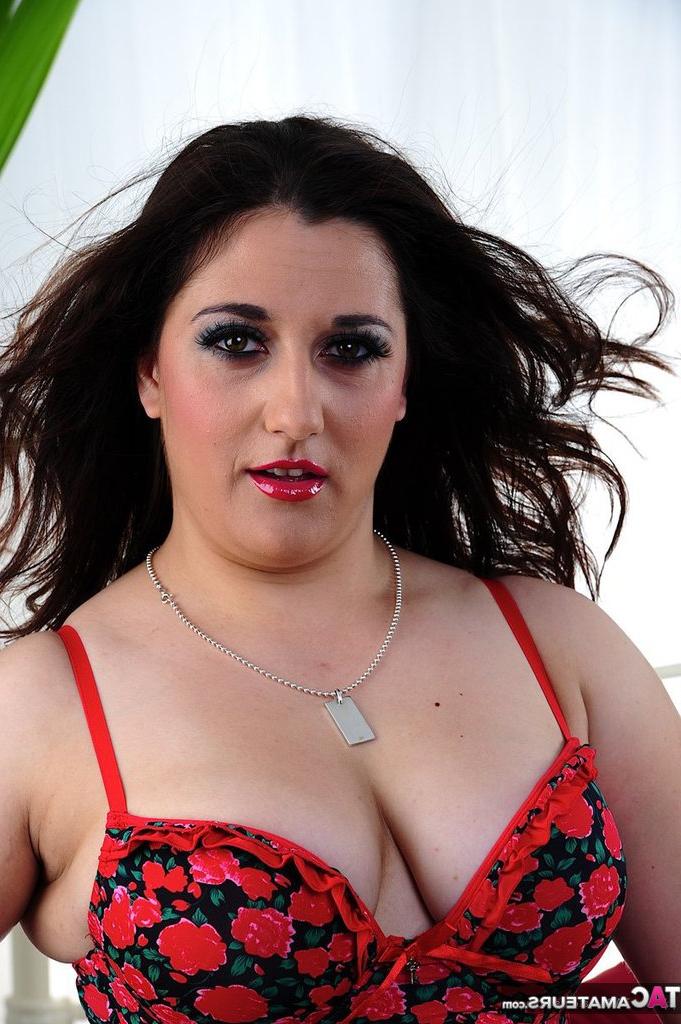 20P Morena de mediana edad saca sus tetas naturales después de exhibirse bajo la falda