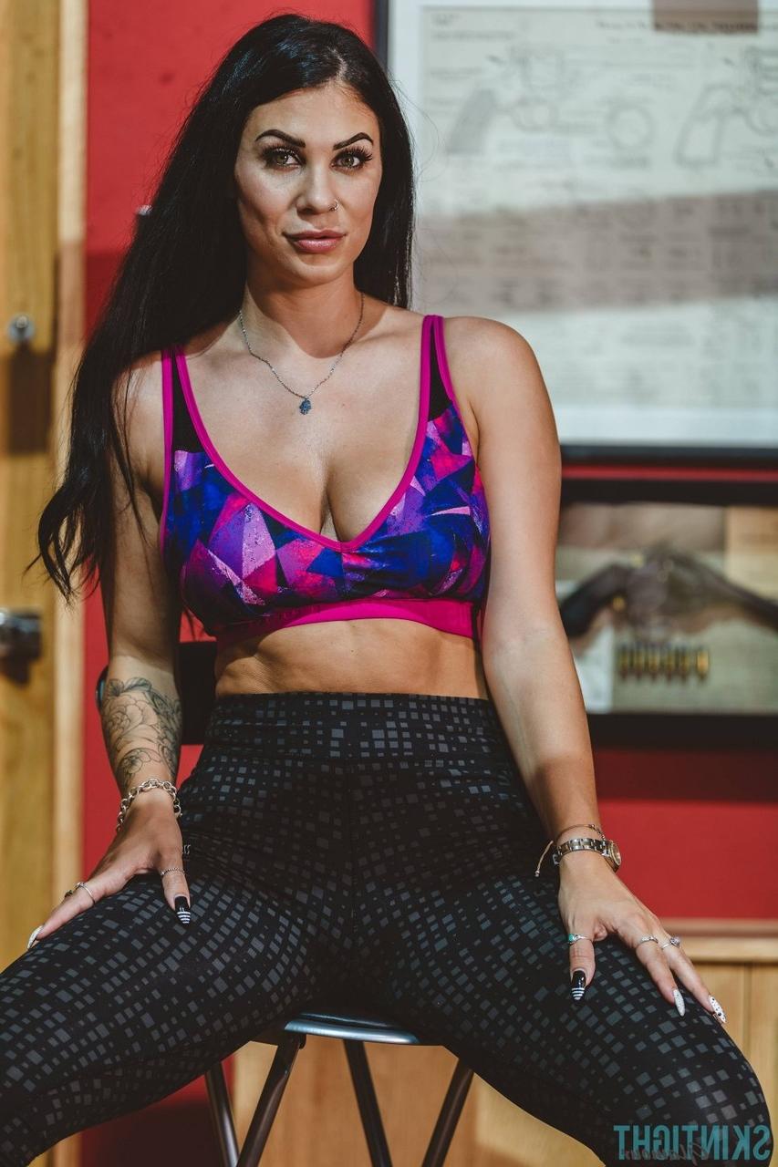 12P La beauté britannique Roxy Mendez enlève son pantalon moulant tout en se déshabillant sur un tabouret.