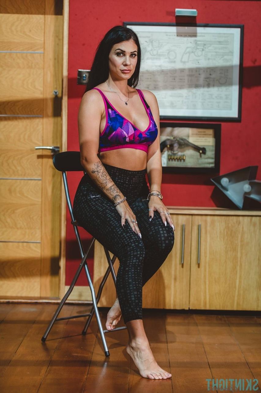 12P La beauté britannique Roxy Mendez enlève son pantalon moulant tout en se déshabillant sur un tabouret.