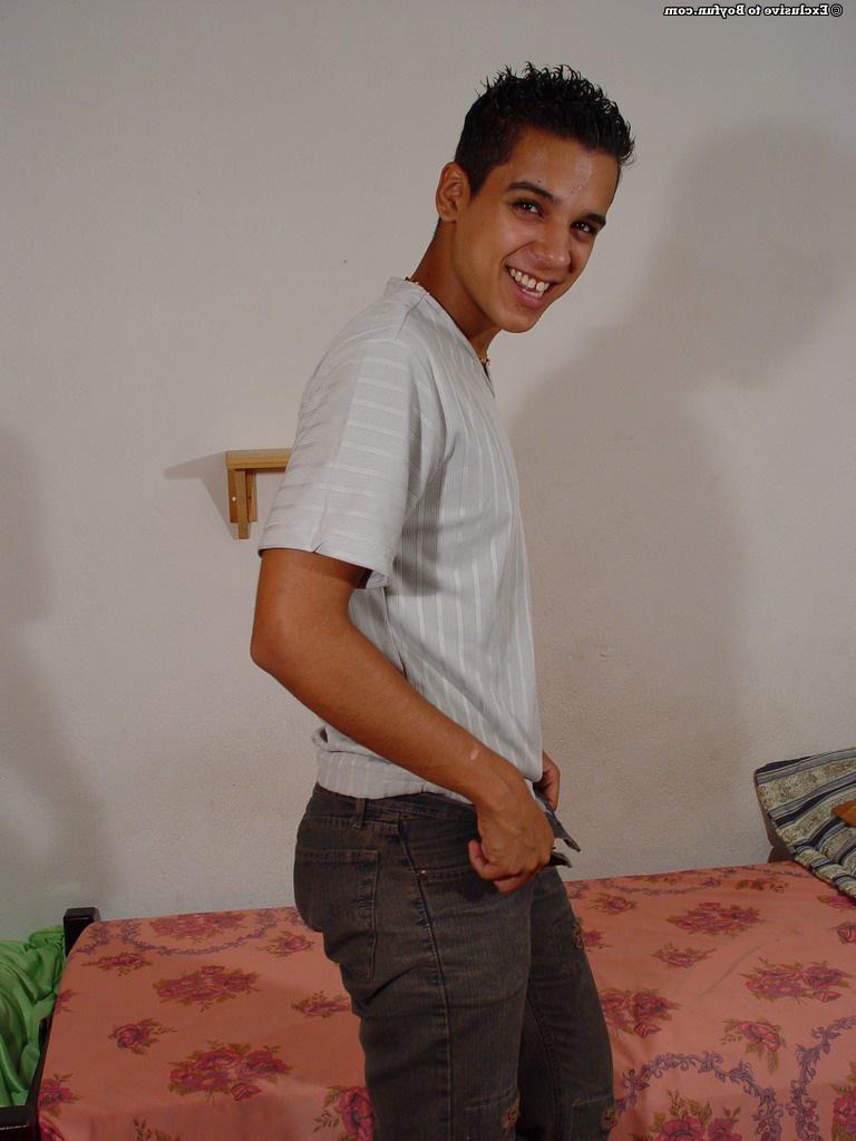 20P Der magere Latino-Schwule Rafael zieht sich aus und masturbiert, bevor er abspritzt