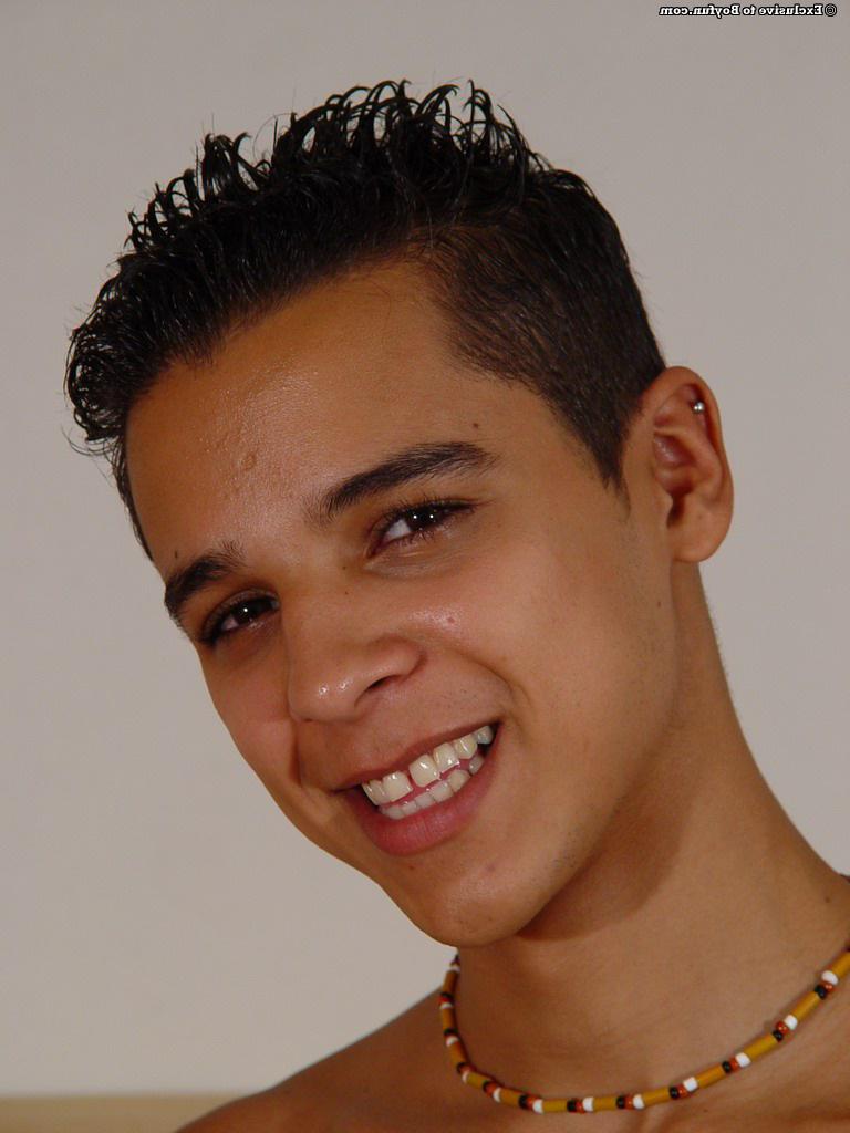 20P Der magere Latino-Schwule Rafael zieht sich aus und masturbiert, bevor er abspritzt