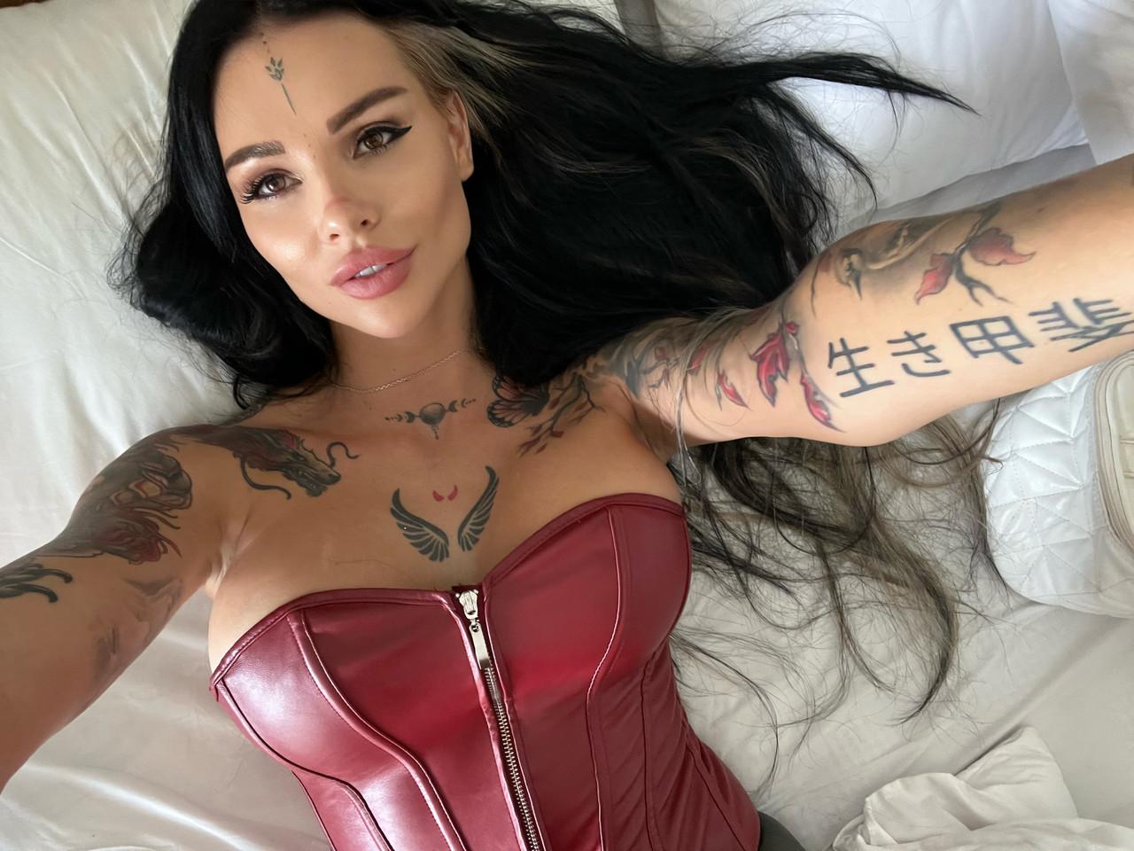 15P Nena tatuada en cámara de Onlyfans muestra sus impresionantes tetas grandes de cerca