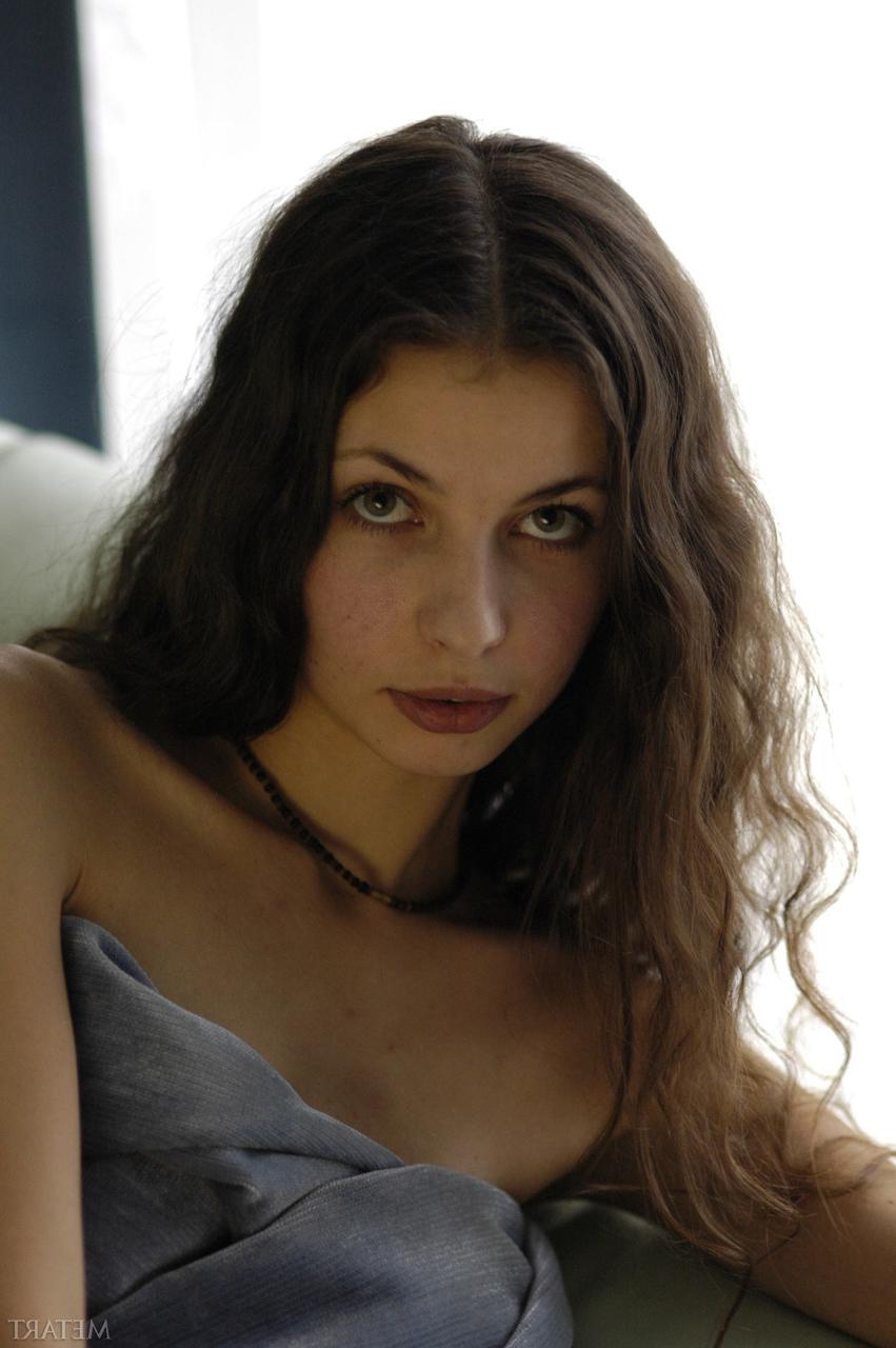 20P Linda pequena gata Tamara D mostra seus lindos seios e seu espólio perfeito