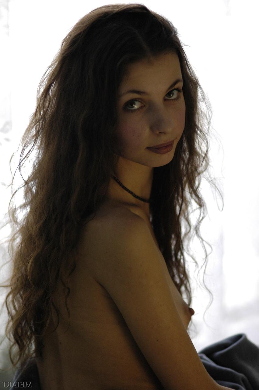 20P Linda pequena gata Tamara D mostra seus lindos seios e seu espólio perfeito