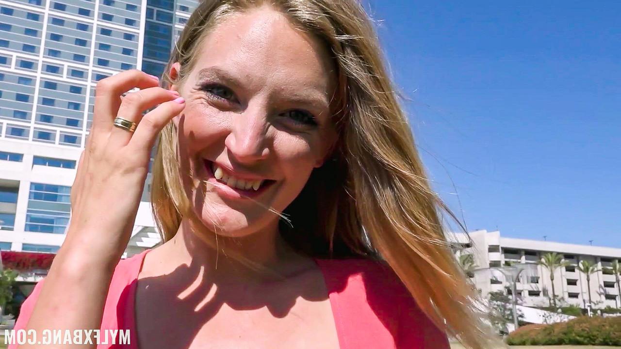 20P La MILF maigre Mona Wales montre ses seins et sa chatte en public avant de baiser à fond.
