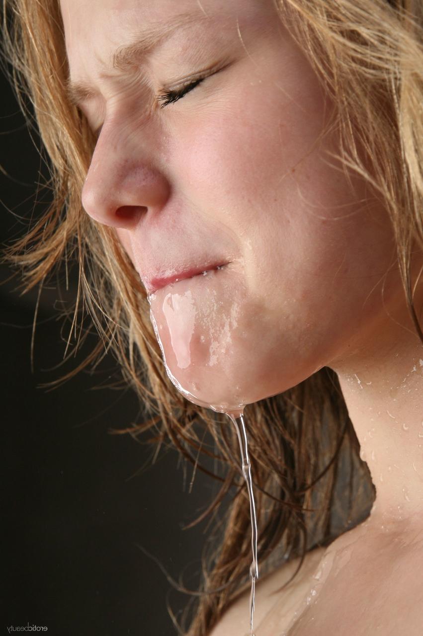 20P A adolescente de tirar o fôlego Mia C lava seu corpo e cabelo sexy em um solo