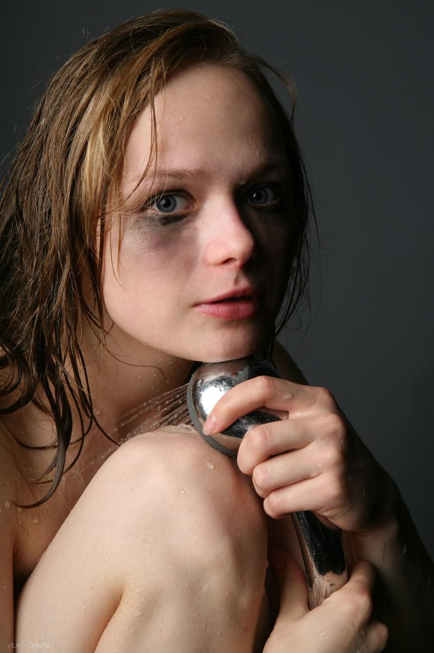 20P A adolescente de tirar o fôlego Mia C lava seu corpo e cabelo sexy em um solo